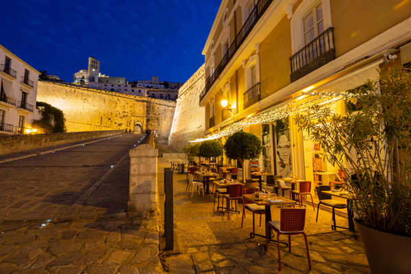 IL DEK, cenar a los pies de la muralla renacentista de Ibiza